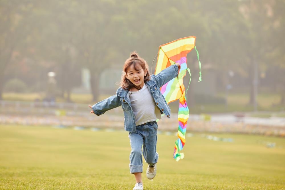 摄图网_501482442_banner_小女孩草坪上放风筝（非企业商用）.jpg