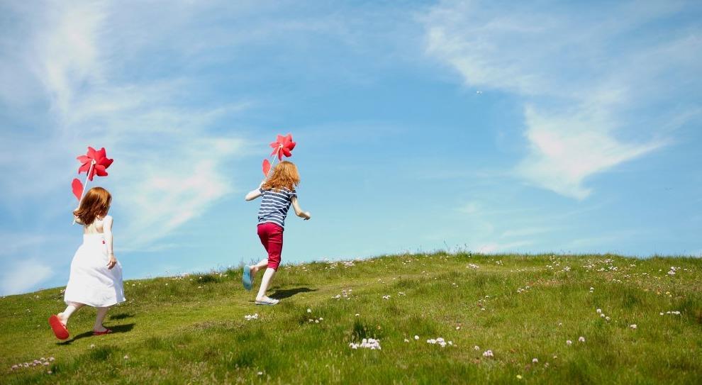 摄图网_501443060_banner_两个女孩带着风车在田里跑步（非企业商用）.jpg