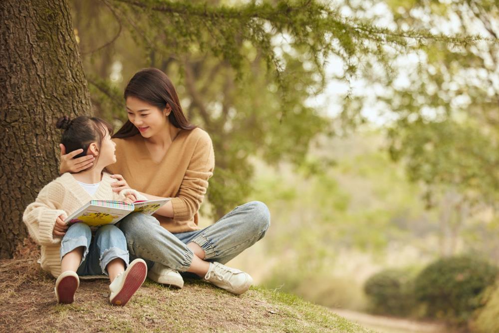 摄图网_501482592_banner_温馨母女坐在树下读书（非企业商用）.jpg