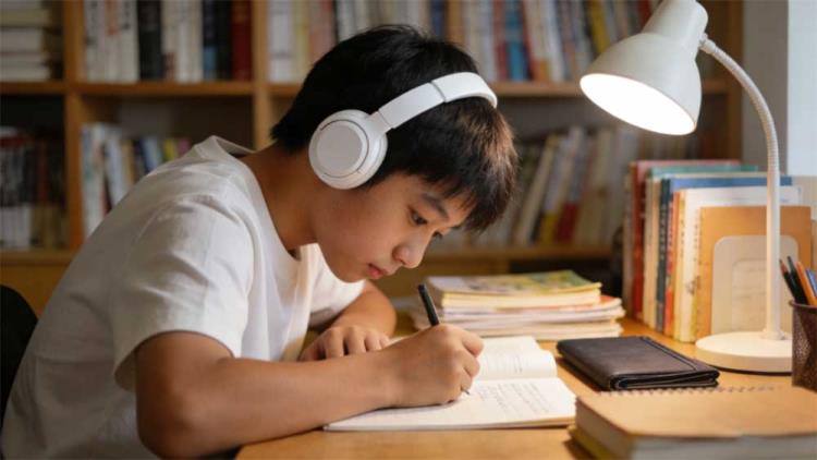 金芒果教育|写作业时听歌是效率神器还是分心陷阱？脑科学告诉你答案